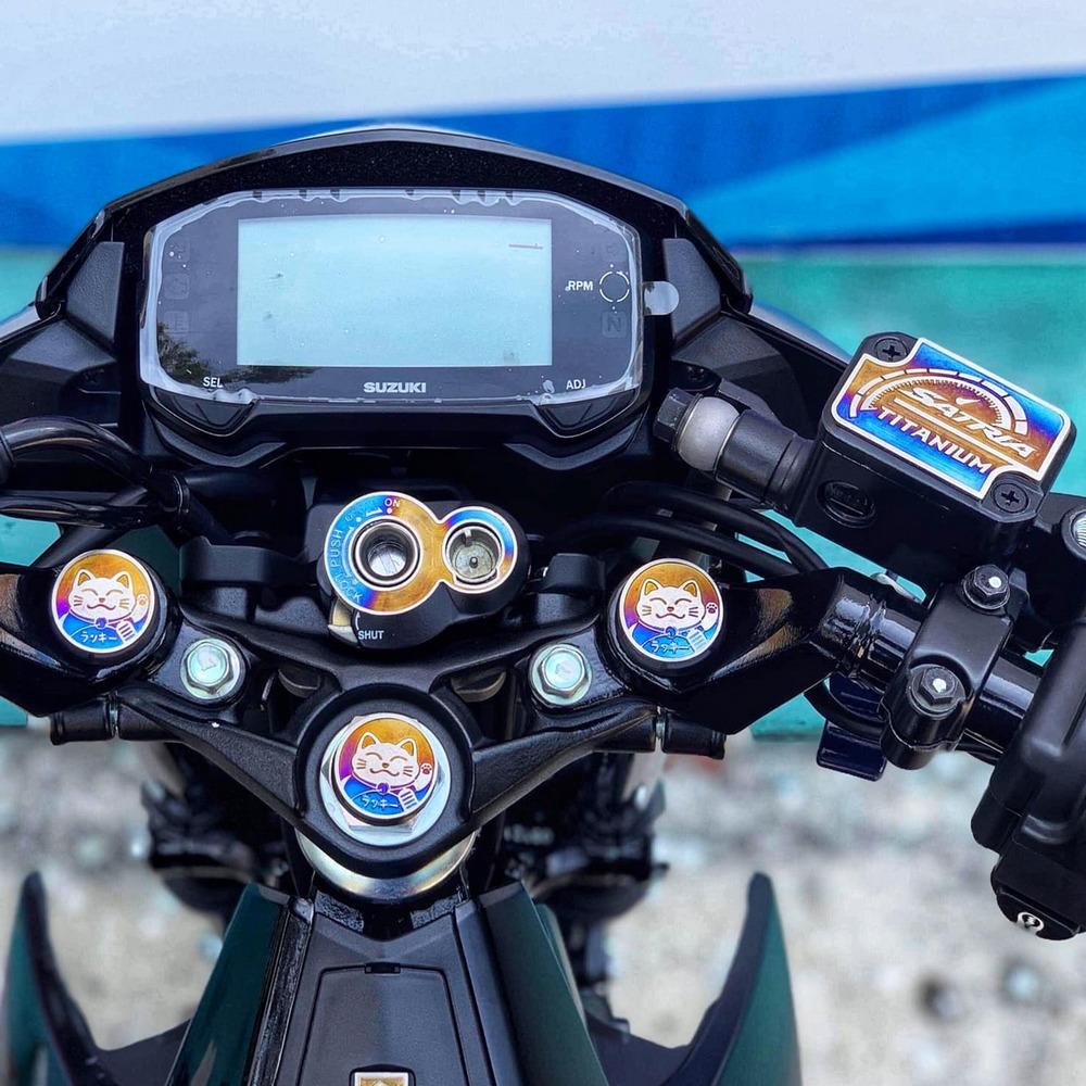 [ COMBO 5 TITAN ] TEM LOGO TITAN THẦN MÈO VẪY CHÀO,TEM TITAN DÁN Ổ KHÓA,TEM TITAN SUZUKI TRANG TRÍ XE MÁY NÉT CỰC KỲ (SATRIA FI,RAIDER FI]