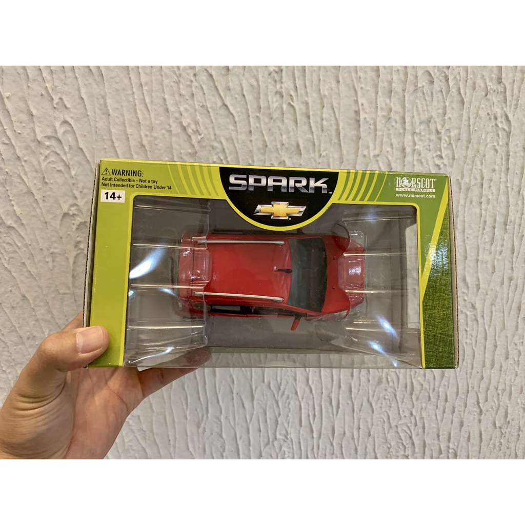 Mô hình xe Chevrolet Spark tỷ lệ 1:24