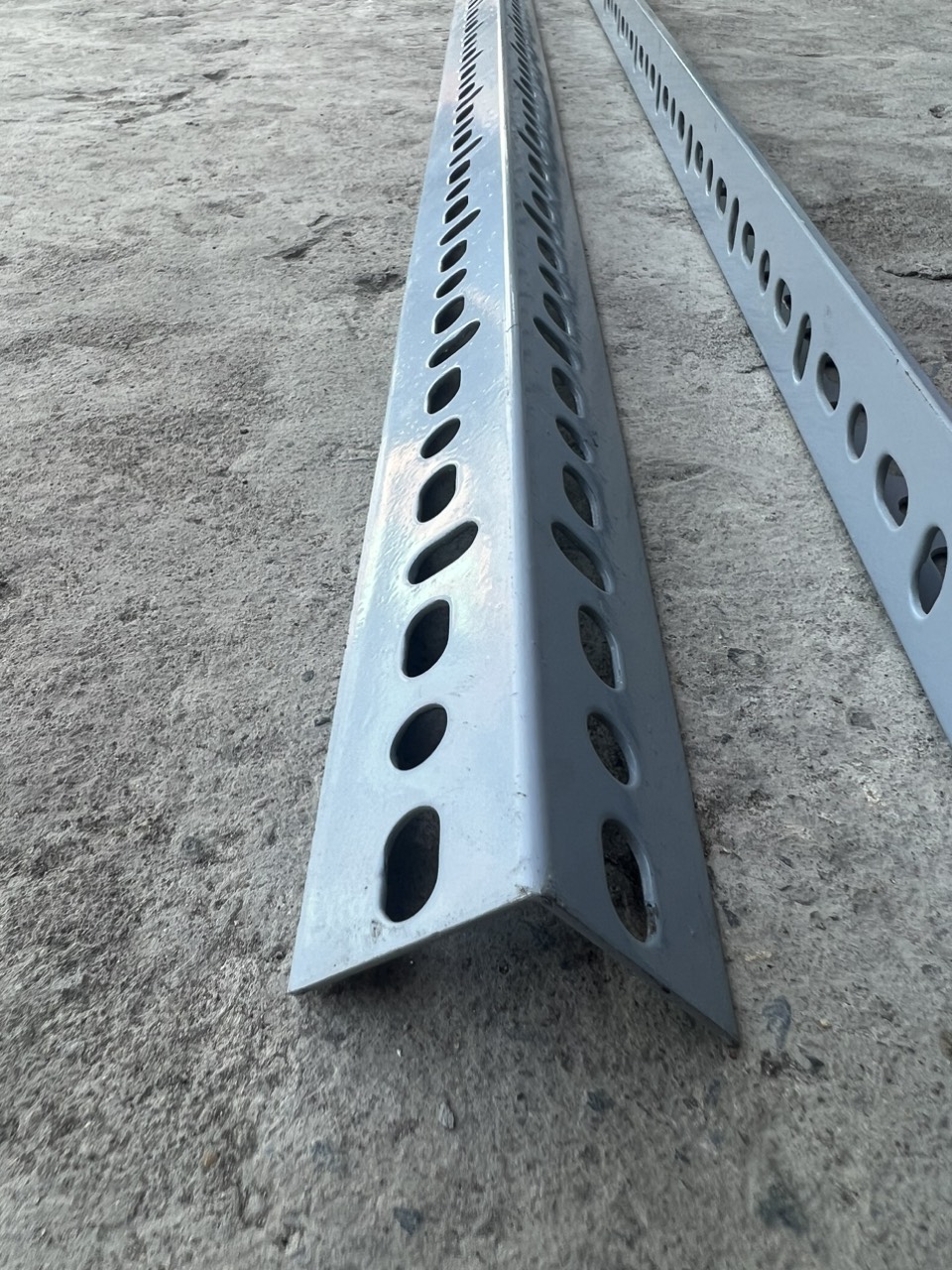 Cây sắt V lỗ ( V4 ) dày 1.5ly - dài 100cm