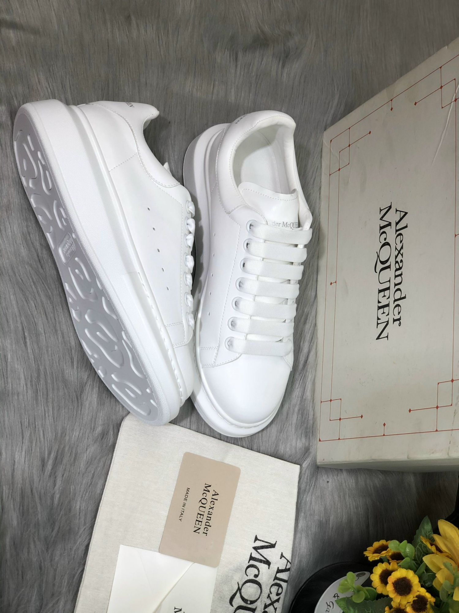 Alexander Mcqueen trắng