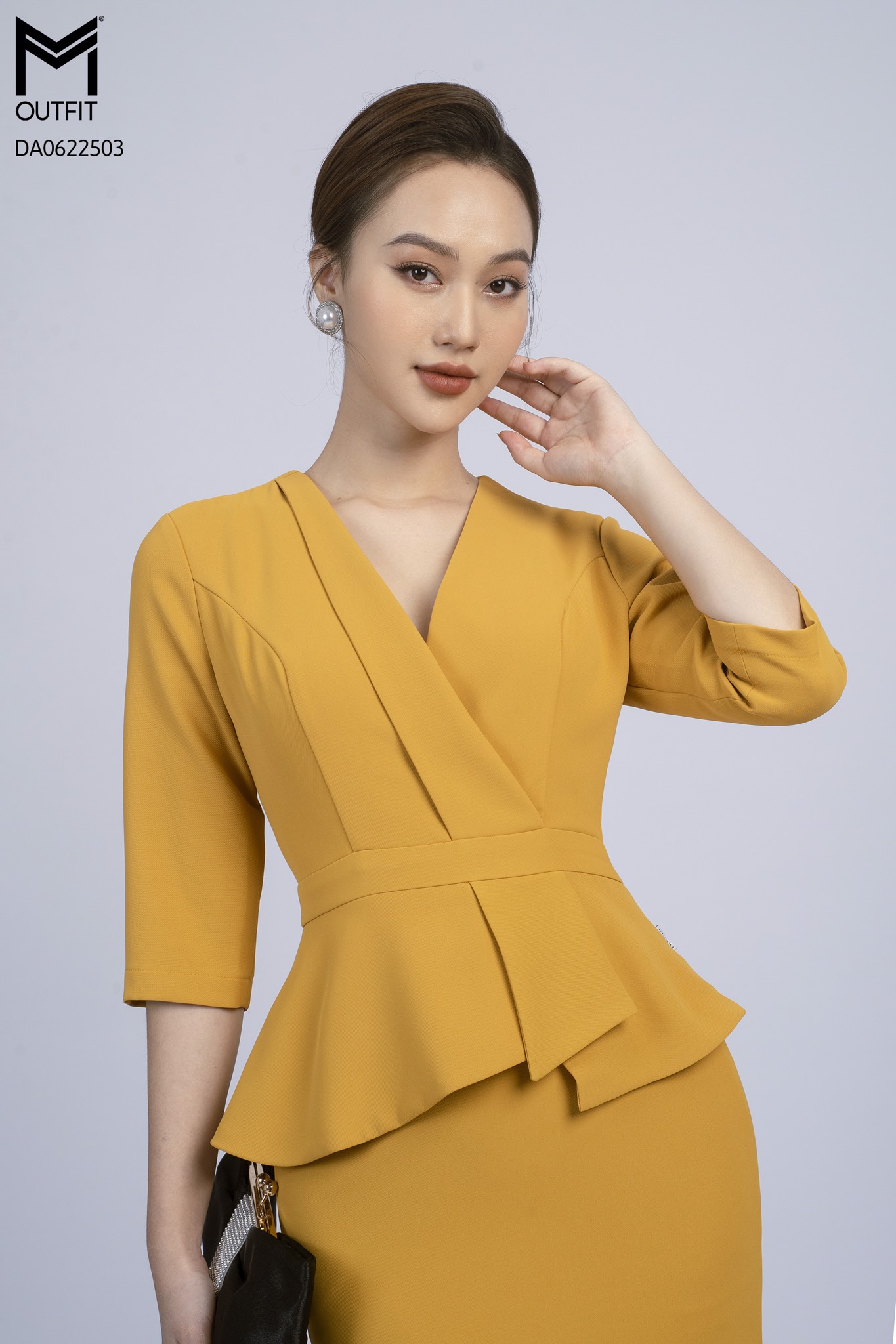 Đầm dáng ôm, tà bong, cổ V tay lửng - Mmoutfit