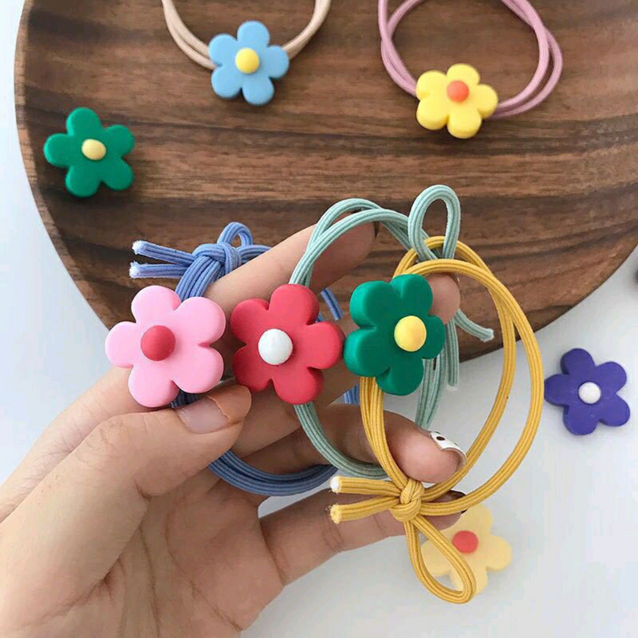 Cột tóc hình hoa mai cute cho bạn và bé