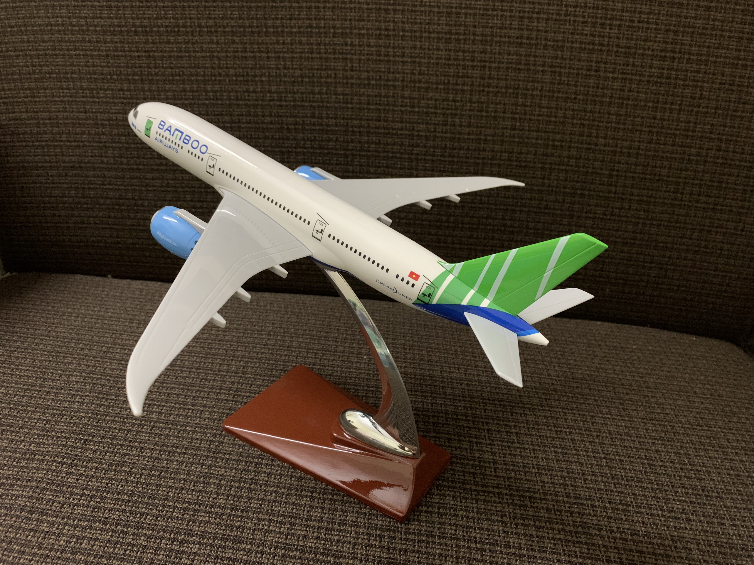 Mô hình máy bay Bamboo 30cm đế gỗ có bánh xe
