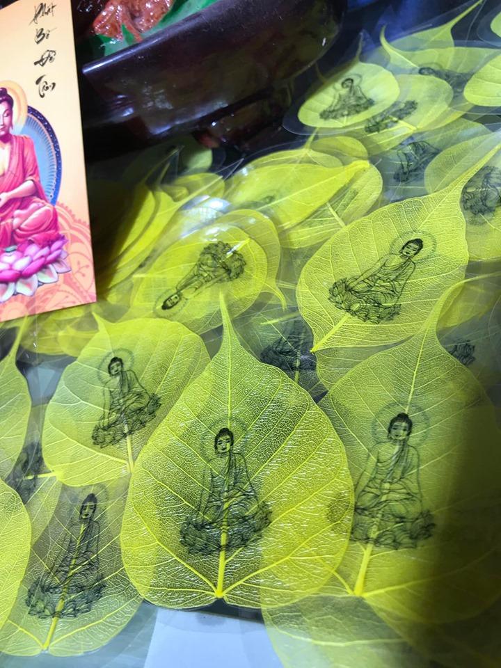 Lá bồ đề dát vàng in hình phật (màu vàng)