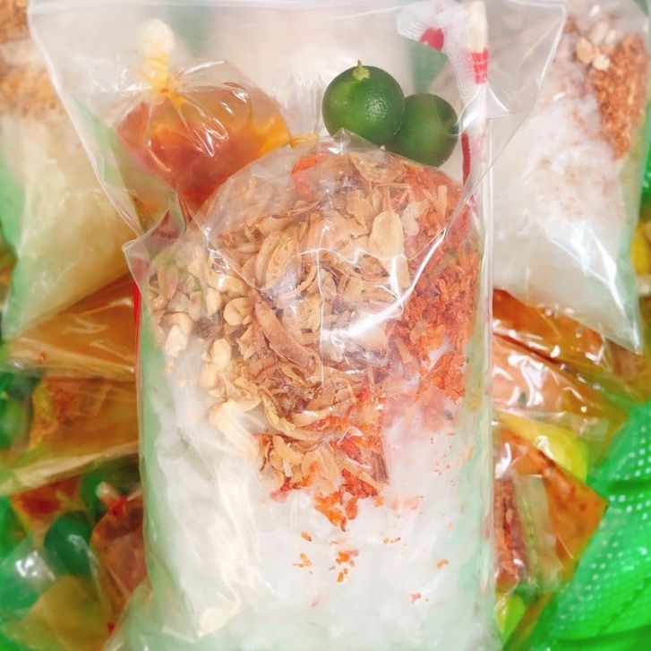 Bánh tráng trộn thập cẩm sa tế tôm kèm sốt