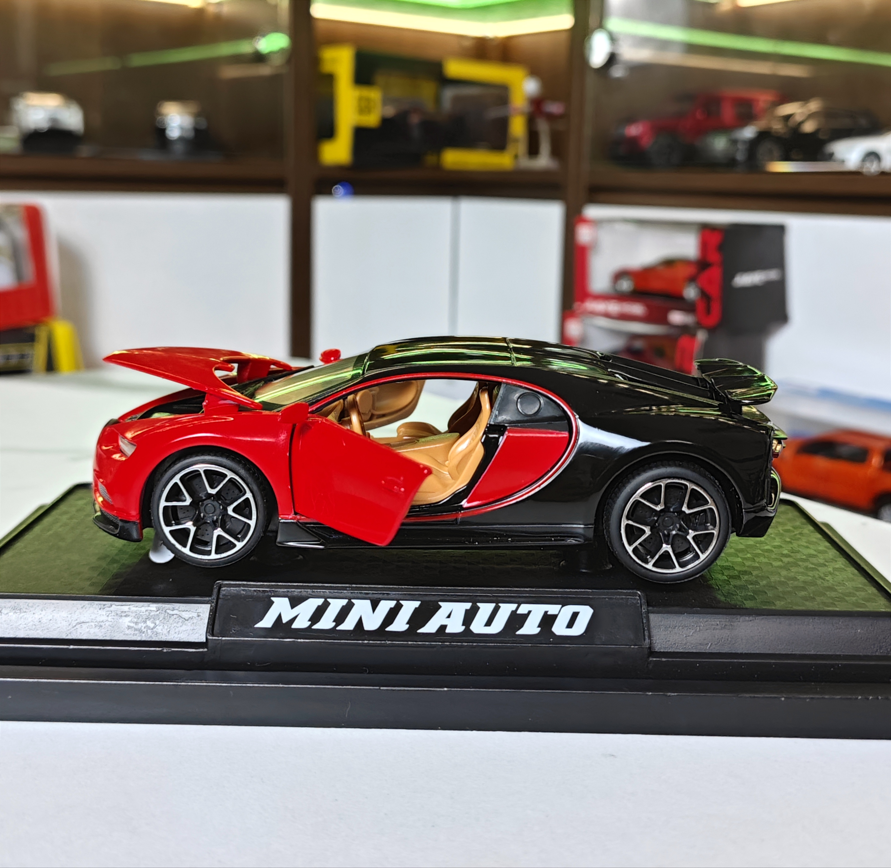 Xe mô hình sắt Bugatti Chiron tỉ lệ 1:32 hãng Miniauto đỏ đen