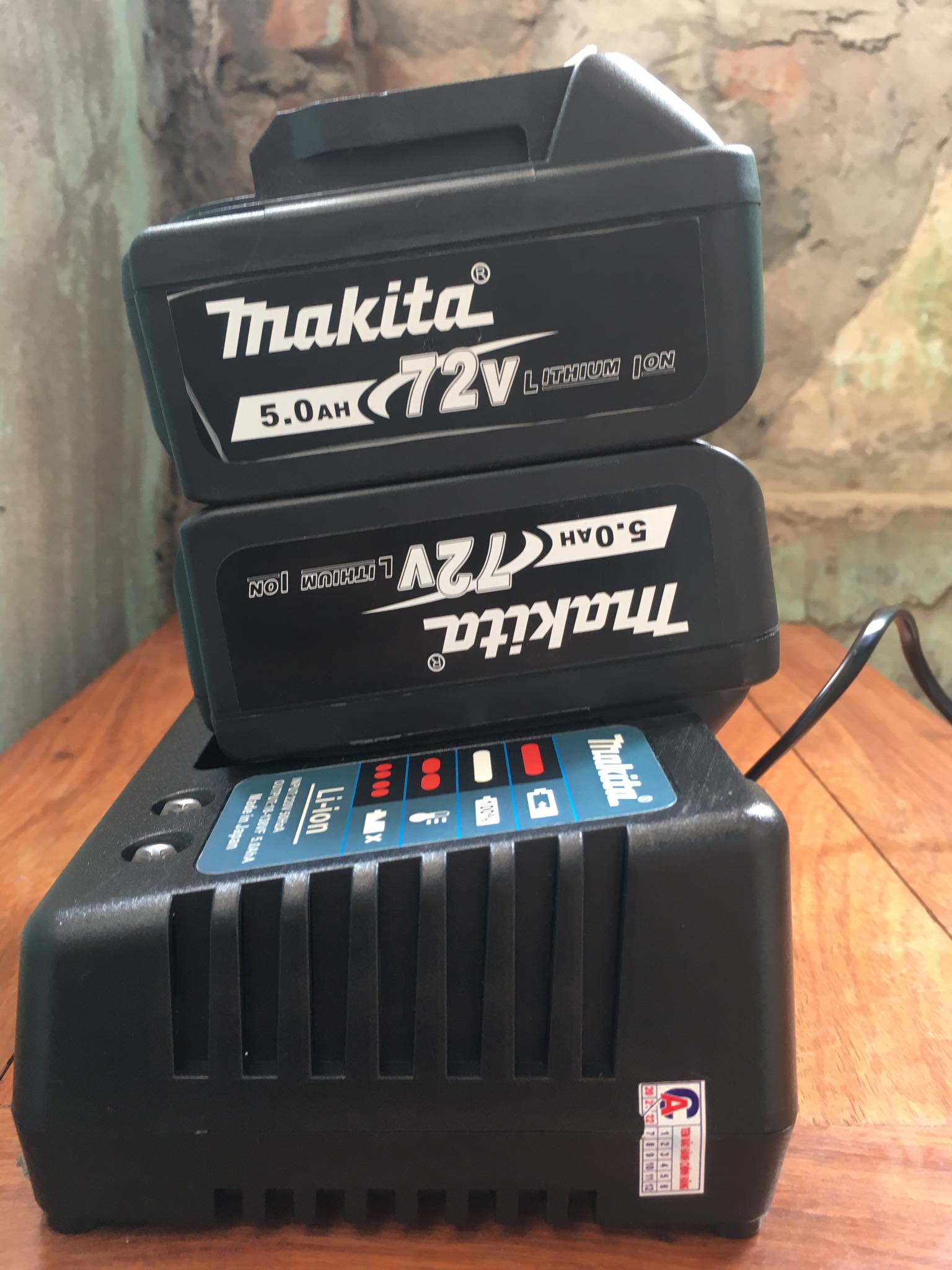 Sạc + 2pin máy siết bulong makita