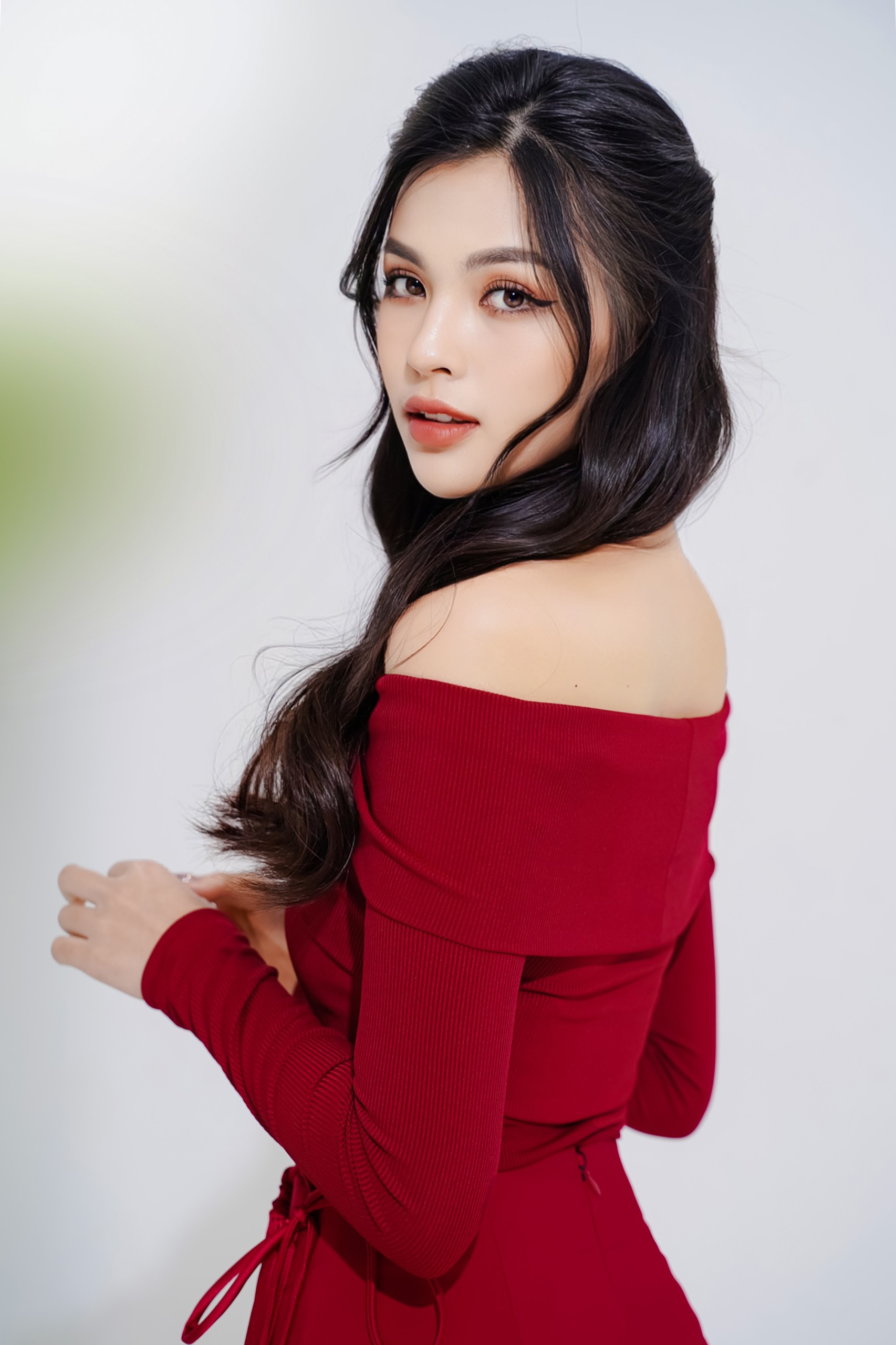 Áo Fuzzy bẹt vai Leila closet