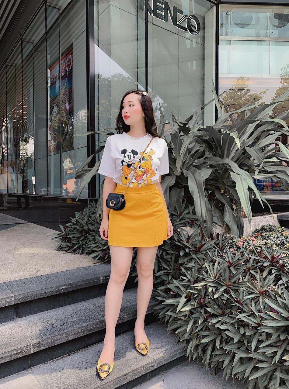 Set áo thun in hình và chân váy ngắn