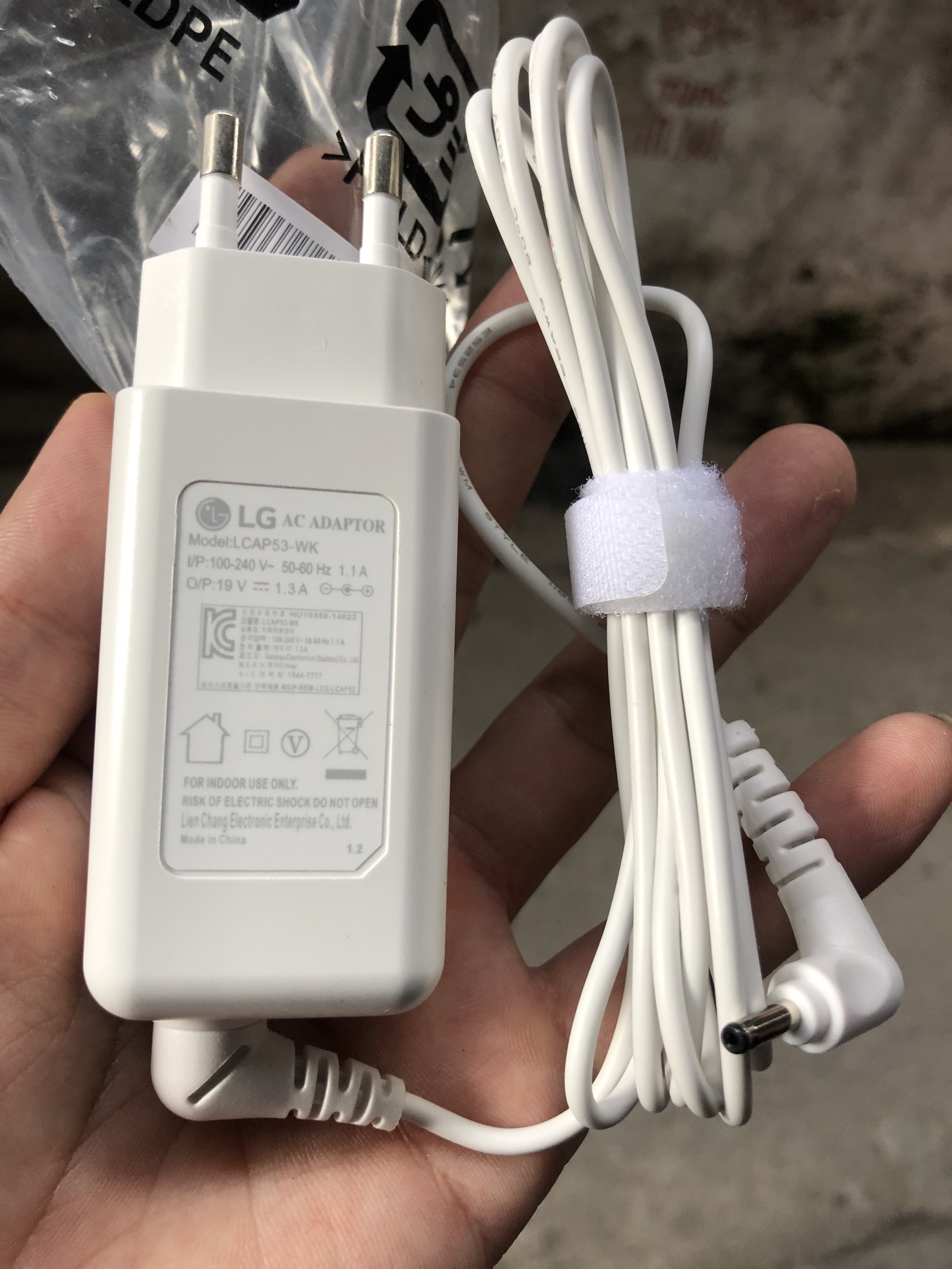 SẠC LG 19V 1.3A CHÂN NHỎ