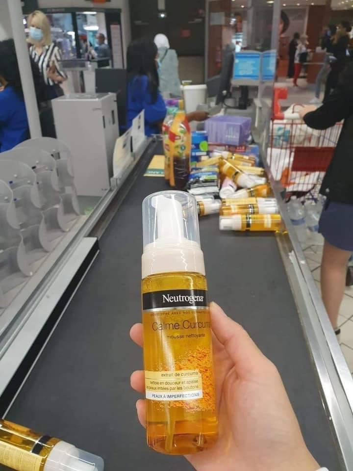 Sữa rửa mặt tạo bọt tinh nghệ Neutrogena Curcuma