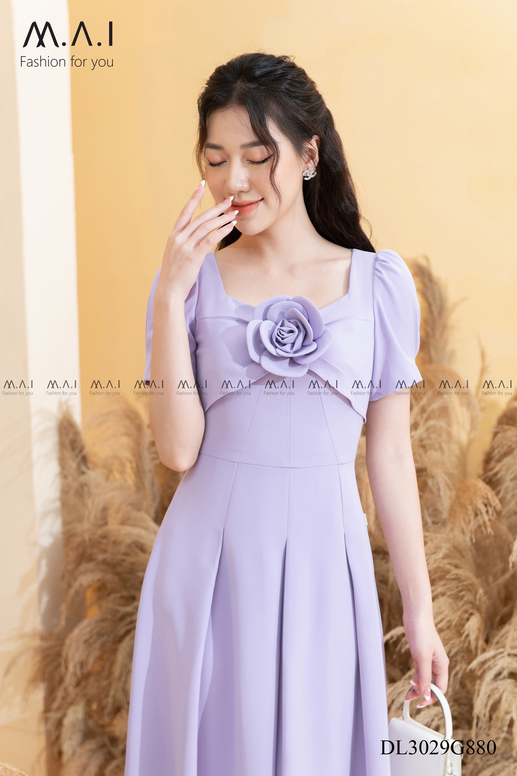 Đầm liền công sở tay ngắn dáng xòe, họa tiết hoa nổi trước ngực thiết kế cao cấp creme dl3029