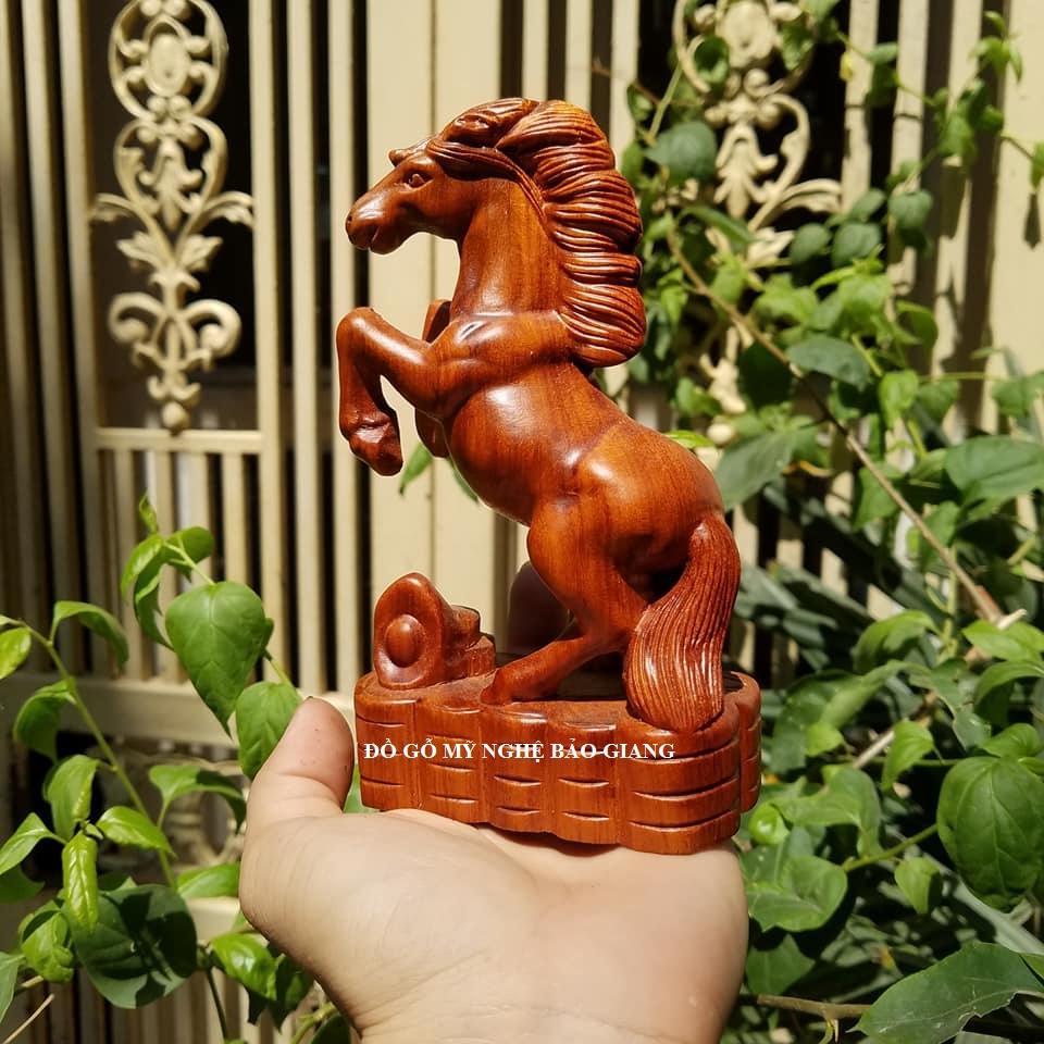 Tượng con ngựa gỗ hương