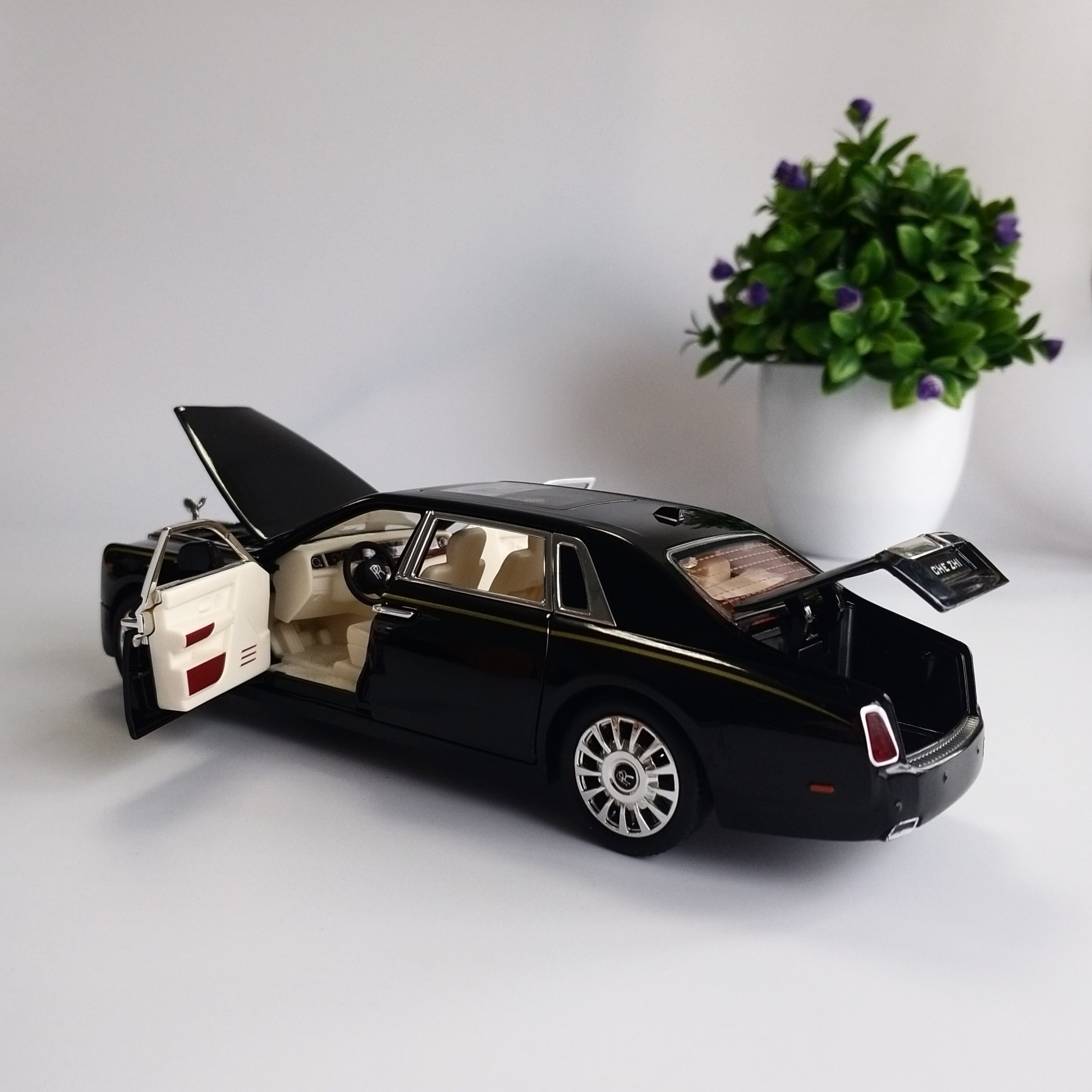 XE MÔ HÌNH Ô TÔ ROLLS ROYCE PHANTOM VIII BẰNG SẮT CAO CẤP