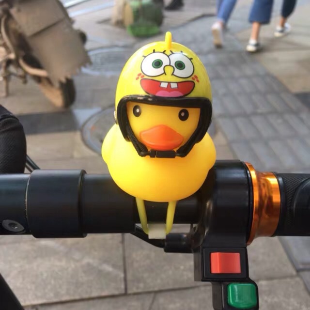 Đồ chơi Vịt gắn xe đội mũ bảo hiểm có đèn led phát sáng