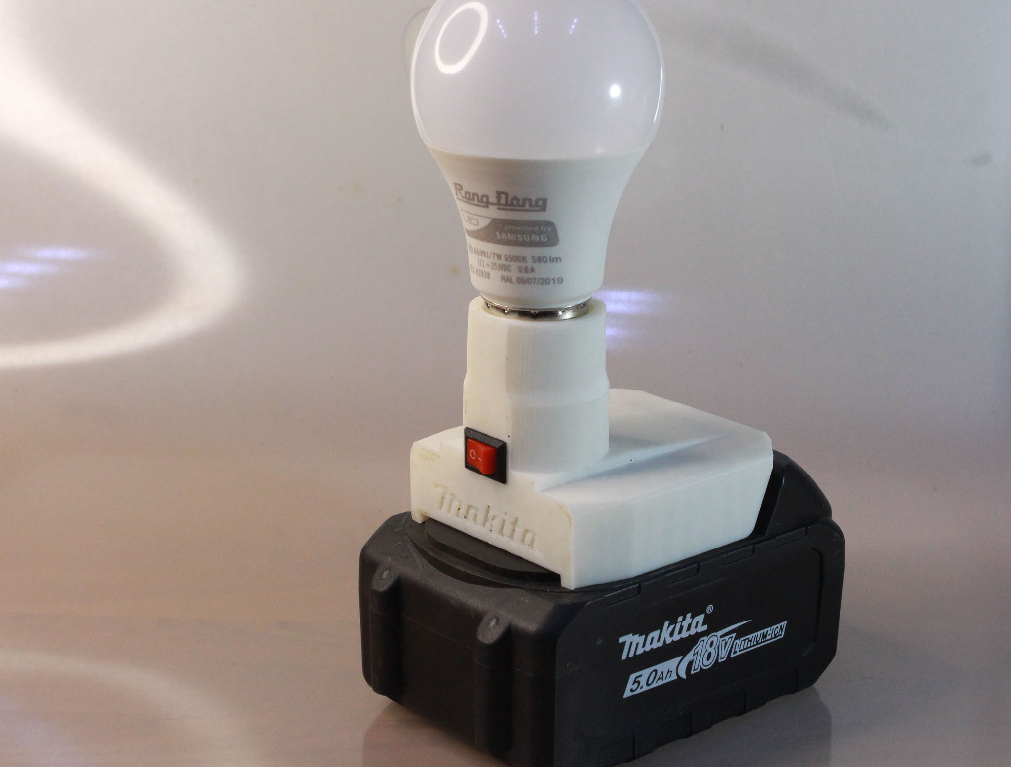 Đế đèn led thắp sáng dùng pin Makita 18v