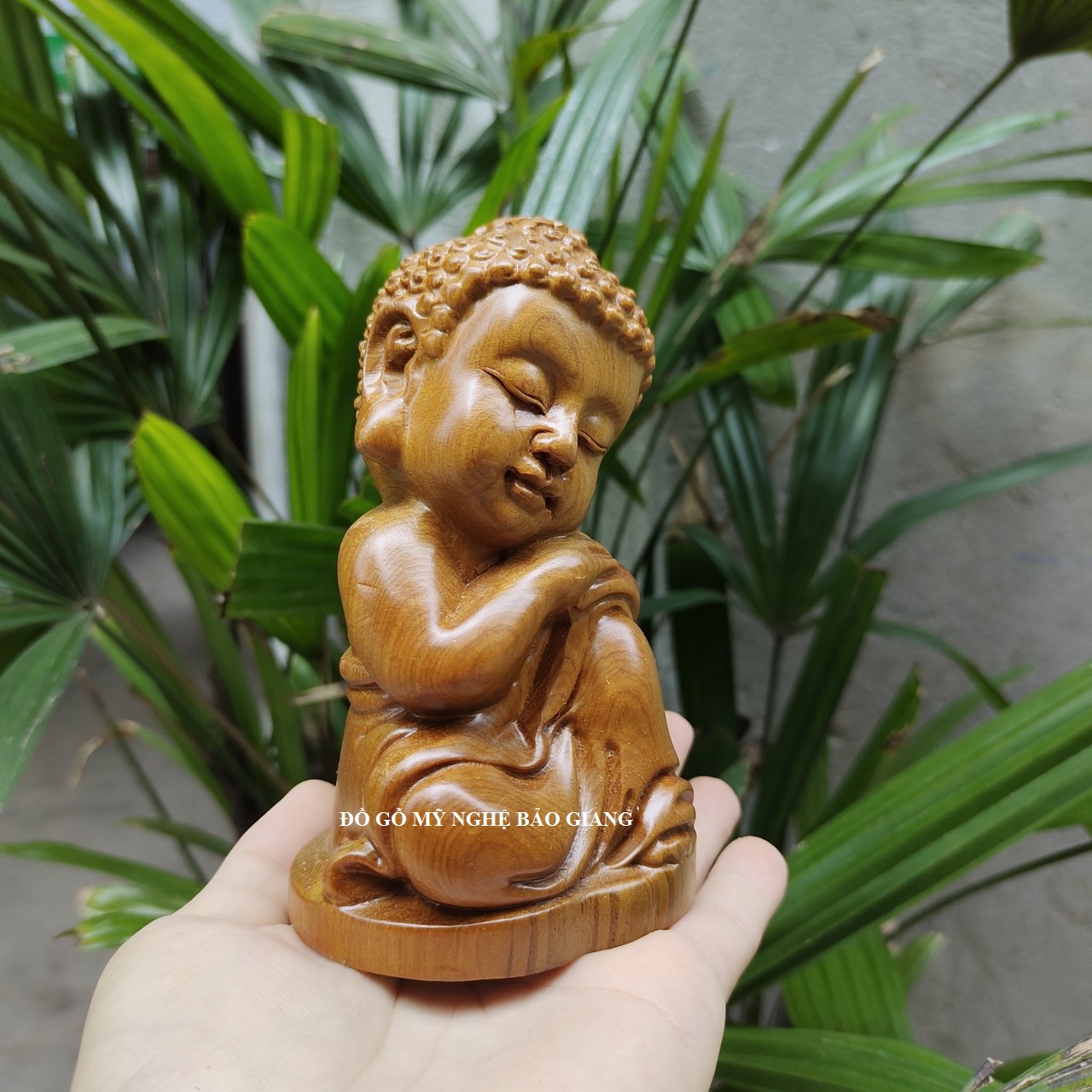 Tượng chú tiểu gỗ bách xanh có mùi thơm
