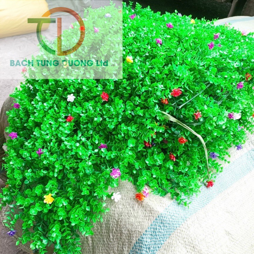 Thảm cỏ tai chuột nhân tạo có hoa trang trí