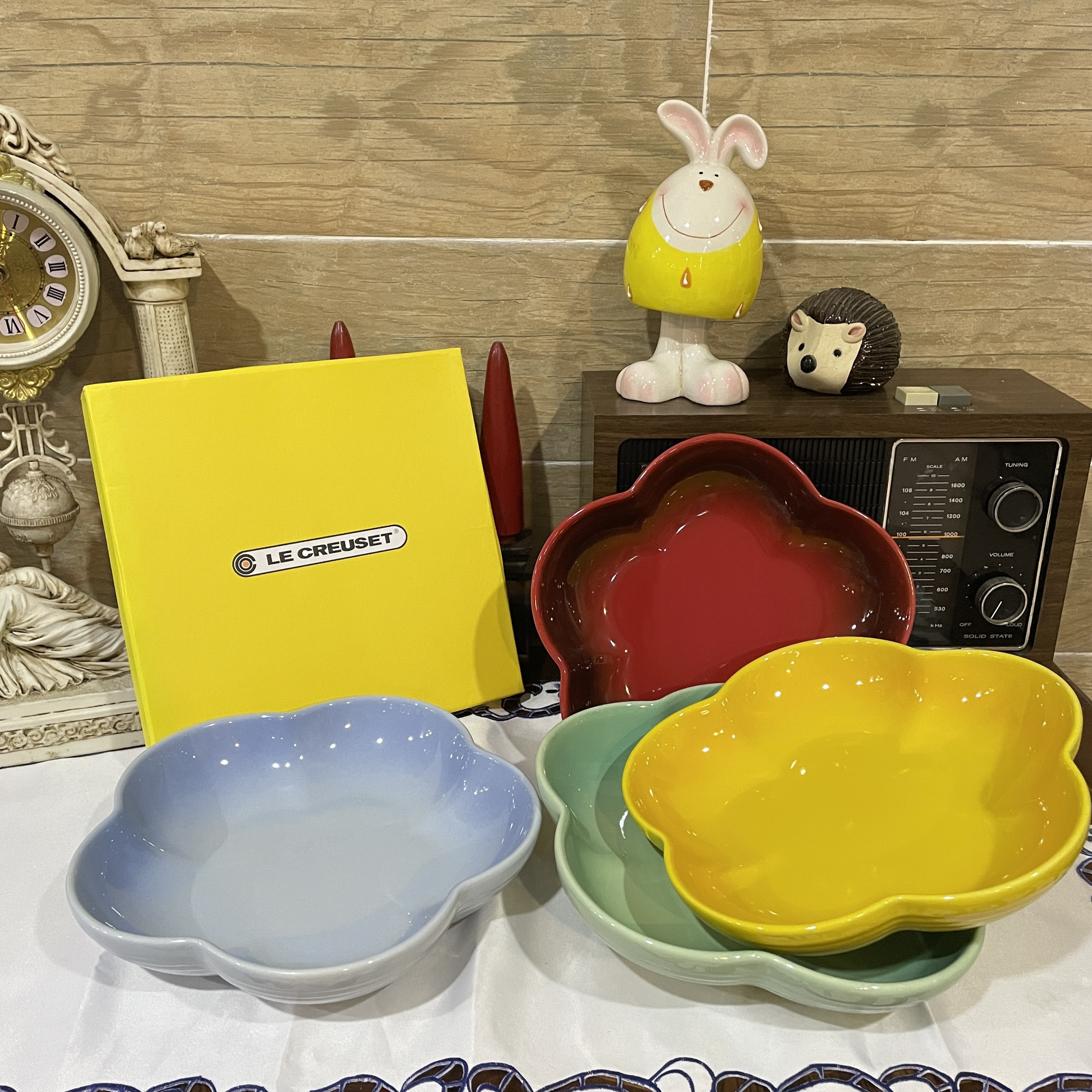 Set 4 cái đĩa Le Creuset ( Màu ngẫu nhiên ) hình dạng hoa 5 cánh 8" - 20cm- Le Creuset Flower Plate Dish 8" Bright Rainbow 4 Color