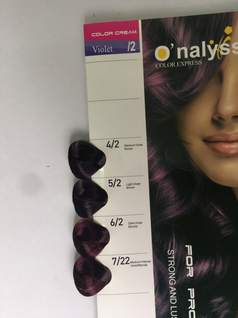 O\'nalyss Colour Expression: O\'nalyss Colour Expression là dòng sản phẩm nhuộm tóc độc đáo và sang trọng, giúp giữ màu sắc mới và tươi sáng cho tóc của bạn. Với thành phần từ thiên nhiên và công thức độc đáo, sản phẩm này sẽ làm cho tóc bạn trở nên suôn mượt và khỏe mạnh hơn bao giờ hết. Hãy thử ngay O\'nalyss Colour Expression để cảm nhận sự khác biệt ngay lập tức!