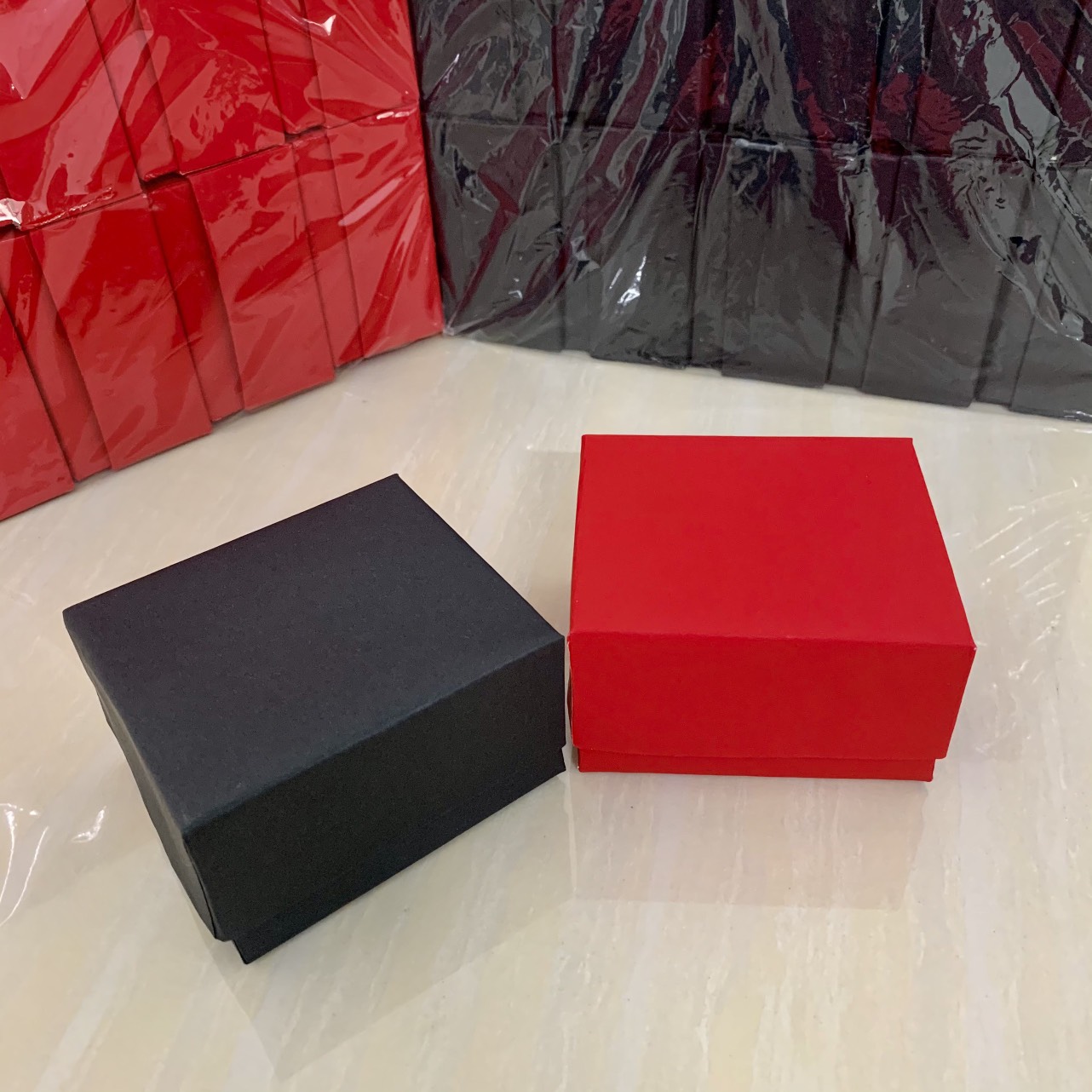 Combo 2 hộp đựng đồng hồ bằng giấygồm màu đen và màu đỏ.