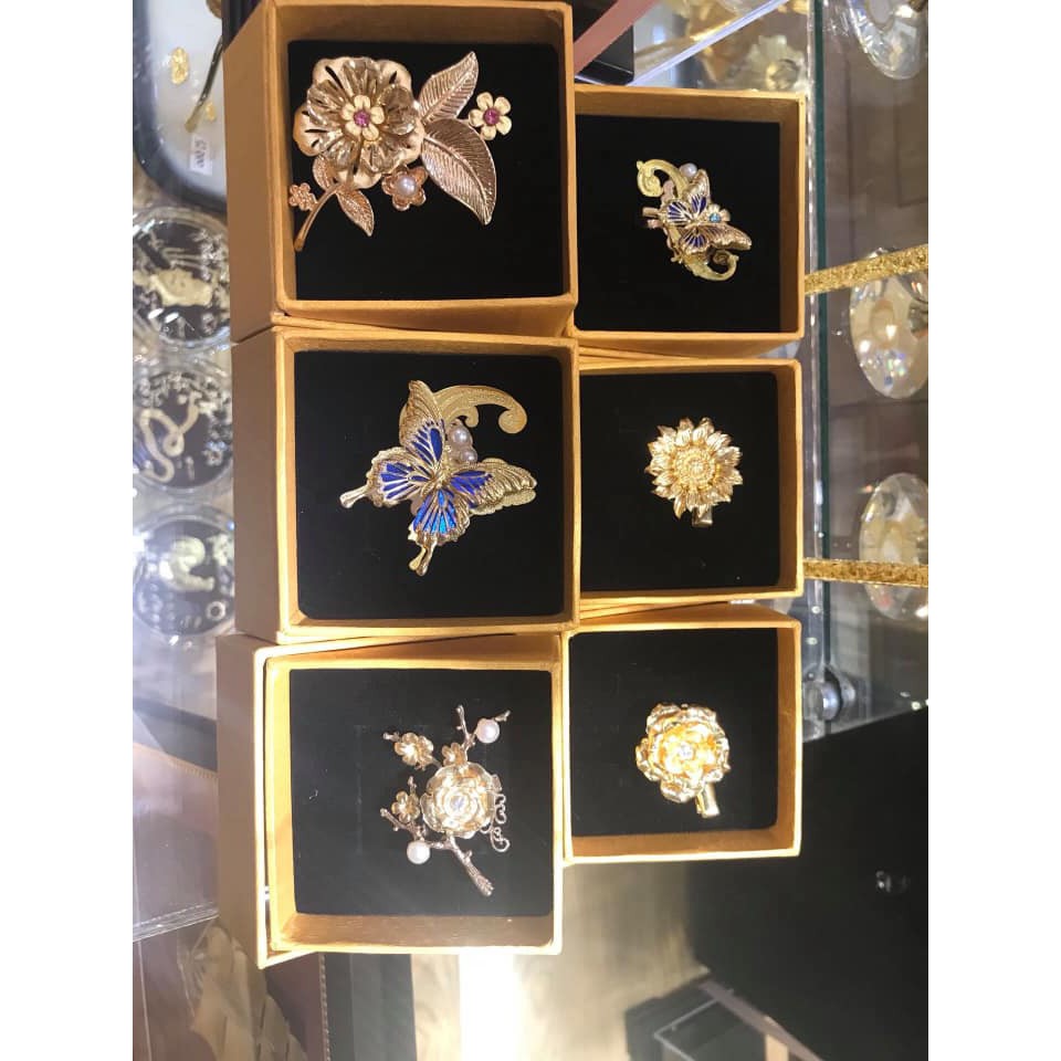 Gold inlaid corsage flower