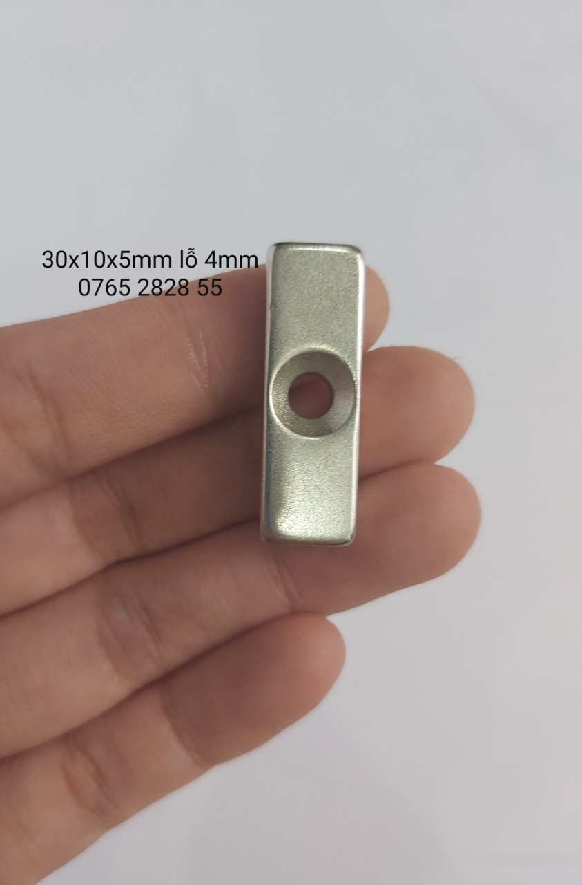 Nam châm 30x10x5mm lỗ 4mm