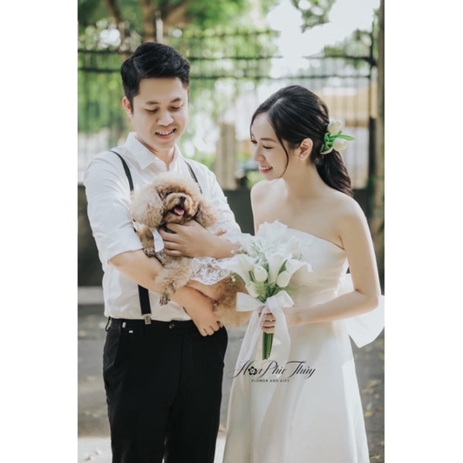 Hoa cưới cầm tay cô dâu