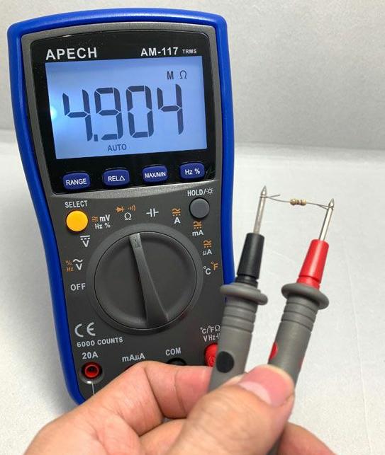 Đồng hồ vạn năng hiện số APECH AM-117, đo điện áp, dòng điện, điện trở, kiểm tra diode, đo nhiệt độ, màn hình LCD lớn, nút xoay chọn chức năng, đầu dò màu đỏ đen, phù hợp sửa chữa điện gia dụng.
