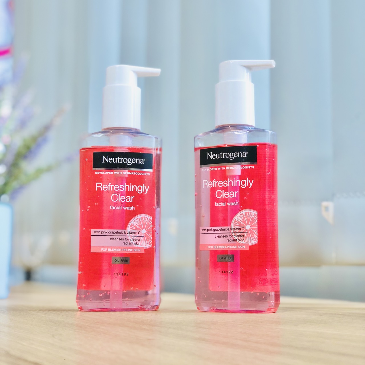 SỮA RỬA MẶT NEUTROGENA REFRESHINGLY CLEAR 200ML