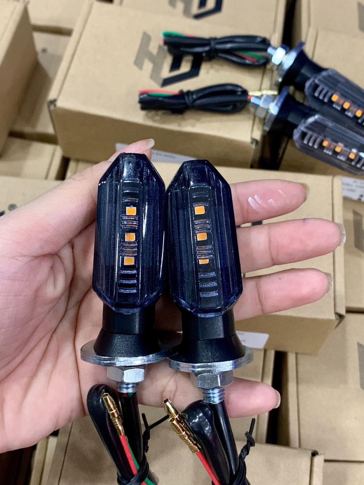 XI NHAN SAU XE VARIO, EXCITER,WINNER X - ÁNH SÁNG VÀNG CAM-NẮP KHÓI MÃ K4