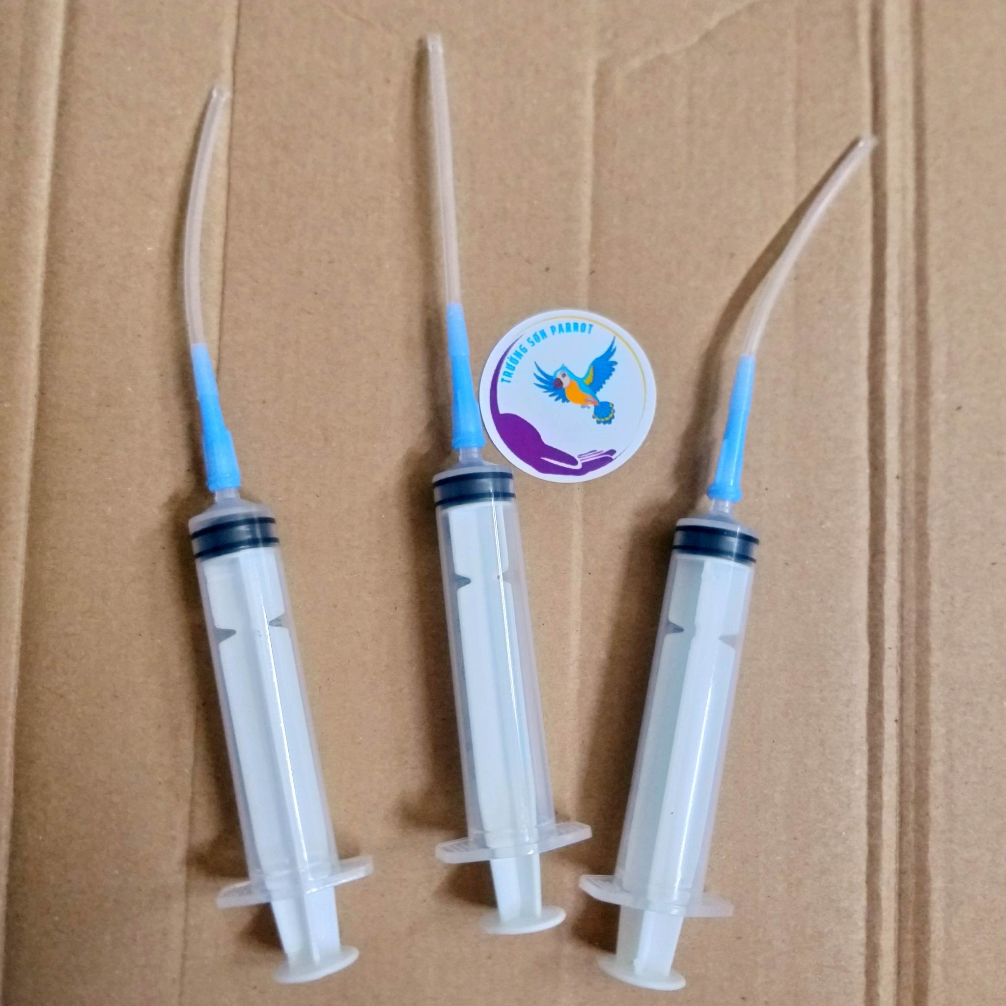 Xi lanh và ống luồn bơm bột cho vẹt non