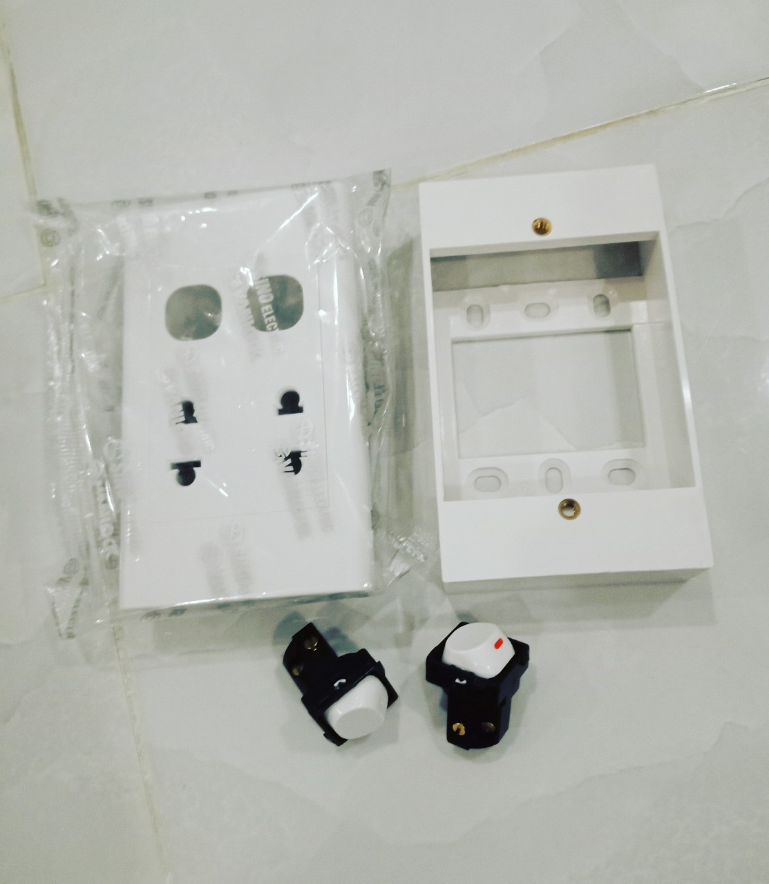 [HCM]Ổ cắm 2 công tắc + 2 phích cắm + đế nổi VANLOCK