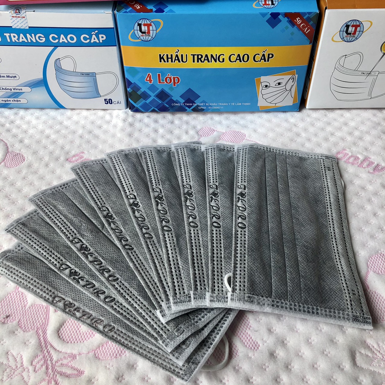 [HCM]Hộp 50 cái khẩu trang Y Tế 4 lớp kháng khuẩn màu hồng dập LOGO mùi vải không dệt đặt trưng