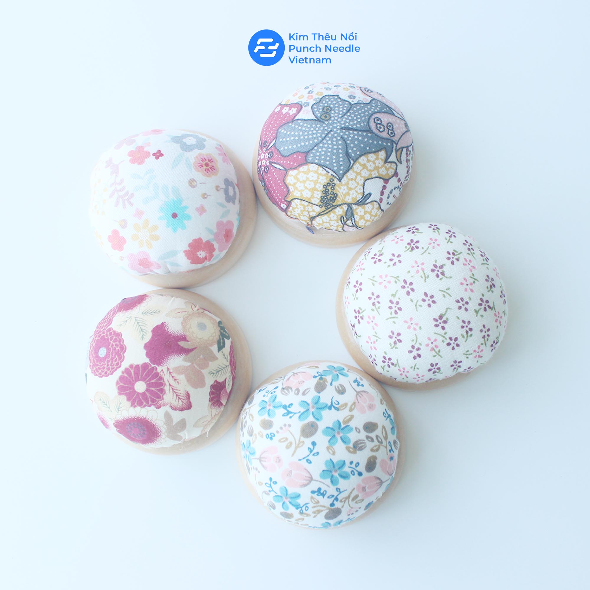 Gối bông cắm kim đế gỗ handmade