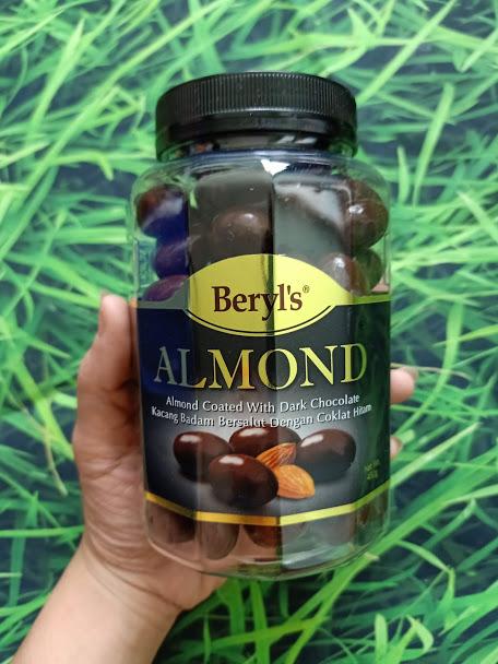 BÁO GIÁ SOCOLA BERYL'S ASSORTED DẠNG HŨ 450G | Shopee Lazada Sendo Tiki mới nhất 8 Socola đen hạt hạnh nhân rang giòn Beryl's - Almond Coated with Dark Chocolate 450g