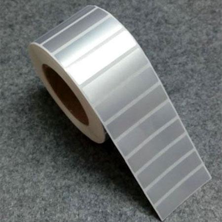 Giấy in mã vạch xi bạc 35x22 mm, cuộn 50m.