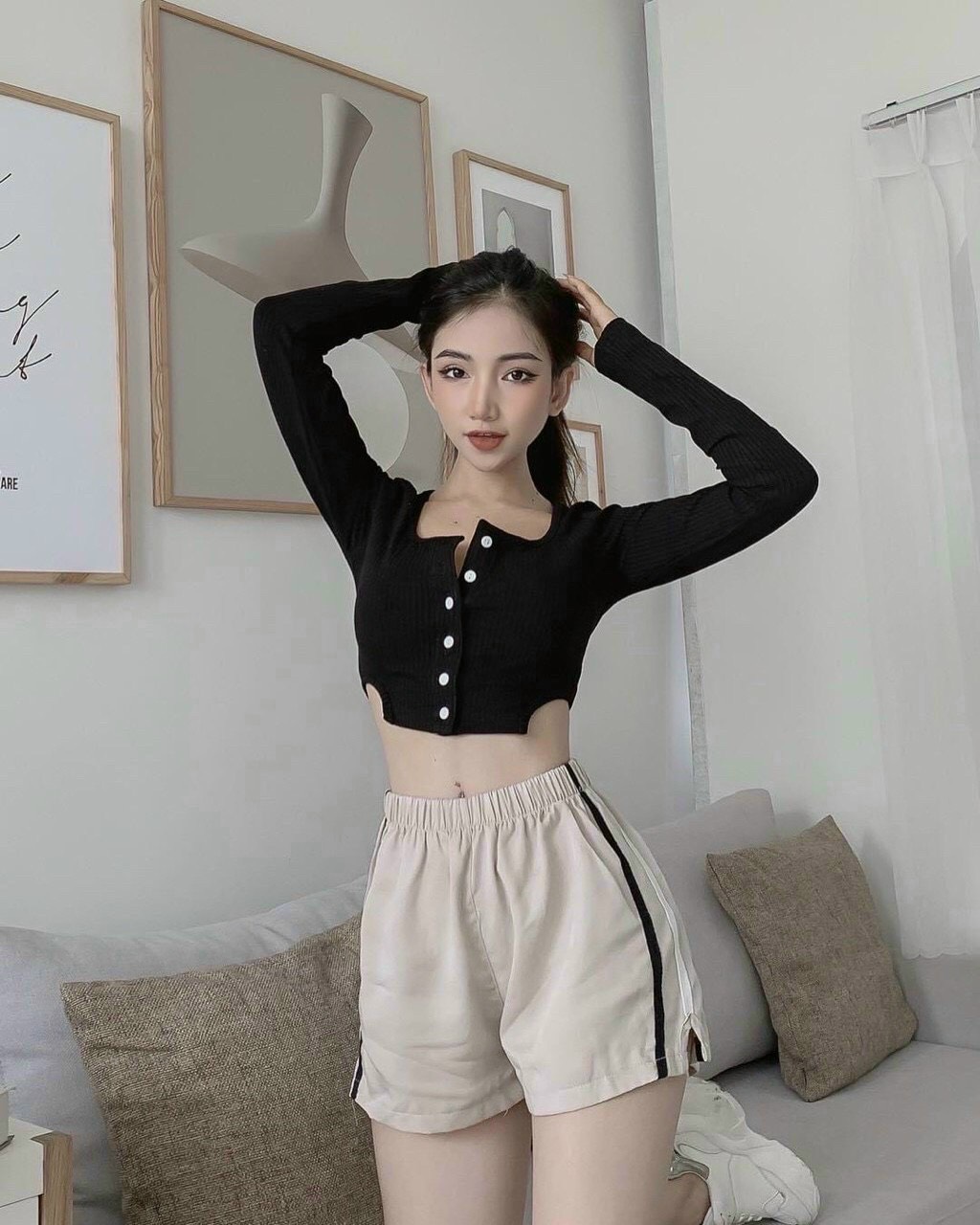 Áo kiểu croptop cổ vuông tay dài trơn phối hàng nút trước cực xinh , chất thun bozip mềm mịn