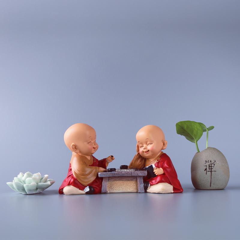 Tượng chú tiểu đánh cờ áo choàng đỏ