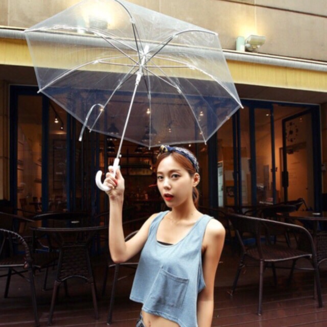 Ô dù đi mưa trong suốt chụp ảnh