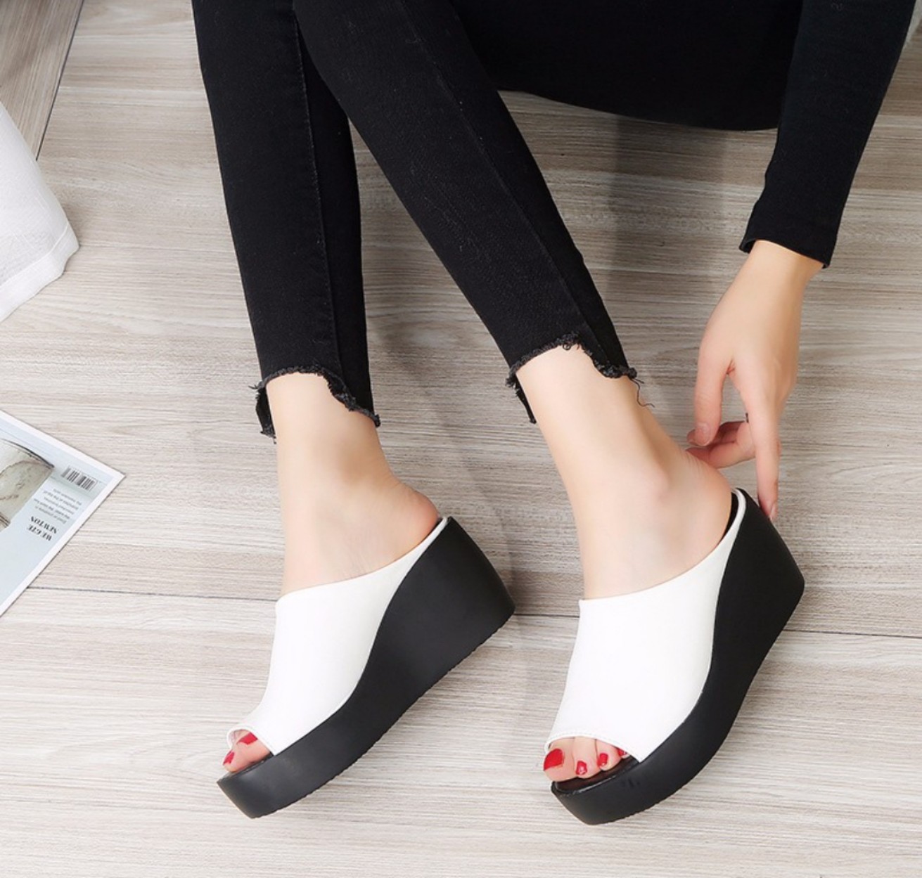 Dép đế xuồng quai da