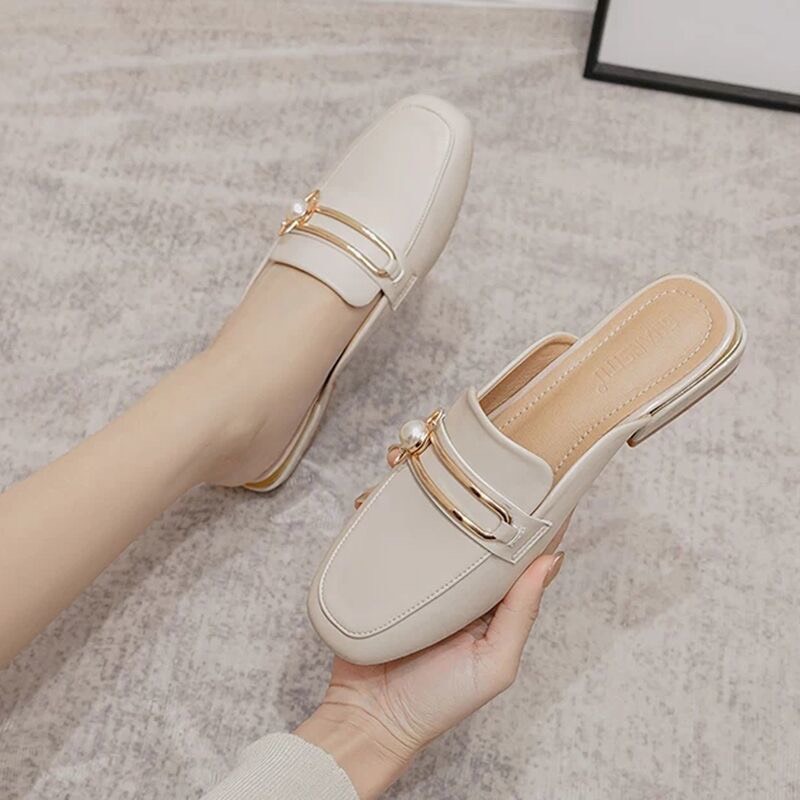 Giày sục nữ da trơn gắn hạt mũi tròn đế thấp đen và be