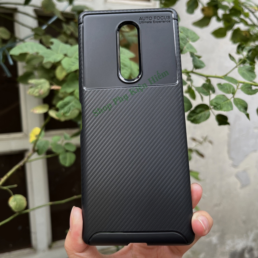 Ốp lưng Xperia 1 auto focus vân carbon