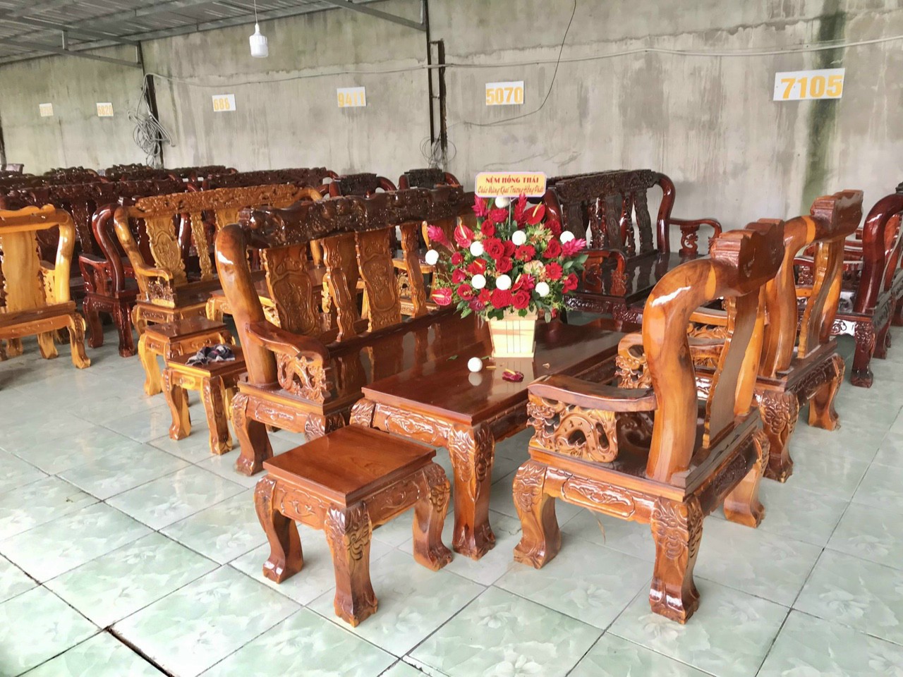 Bàn ghế_Sofa phòng khách gỗ cao cấp