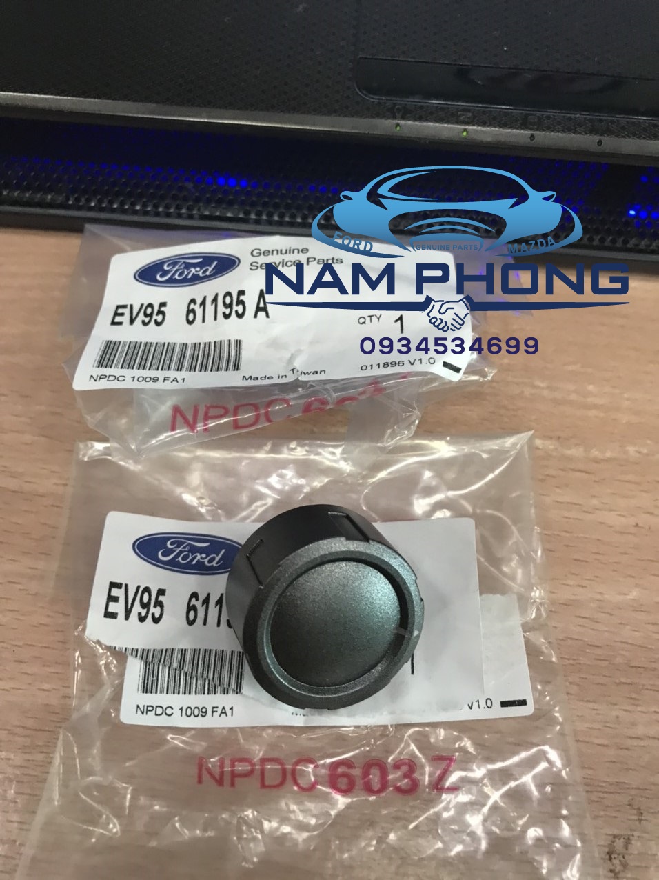 Núm chỉnh Escaep AC bên phải , màu ghi đậm Escape 01-13 - EV9561195A