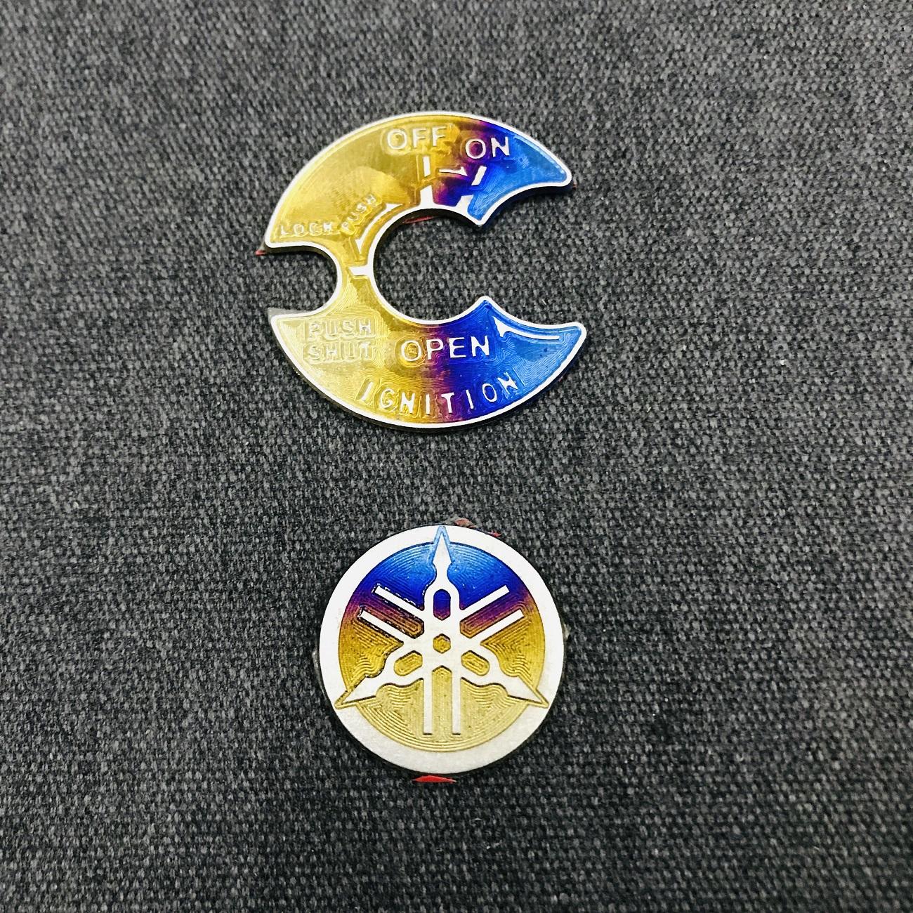 [HCM]TEM TITAN DÁN Ổ KHÓALOGO TITAN YAMAHA TRANG TRÍ XE DÀNH CHO EXCITER 150CC  (100% TITAN)