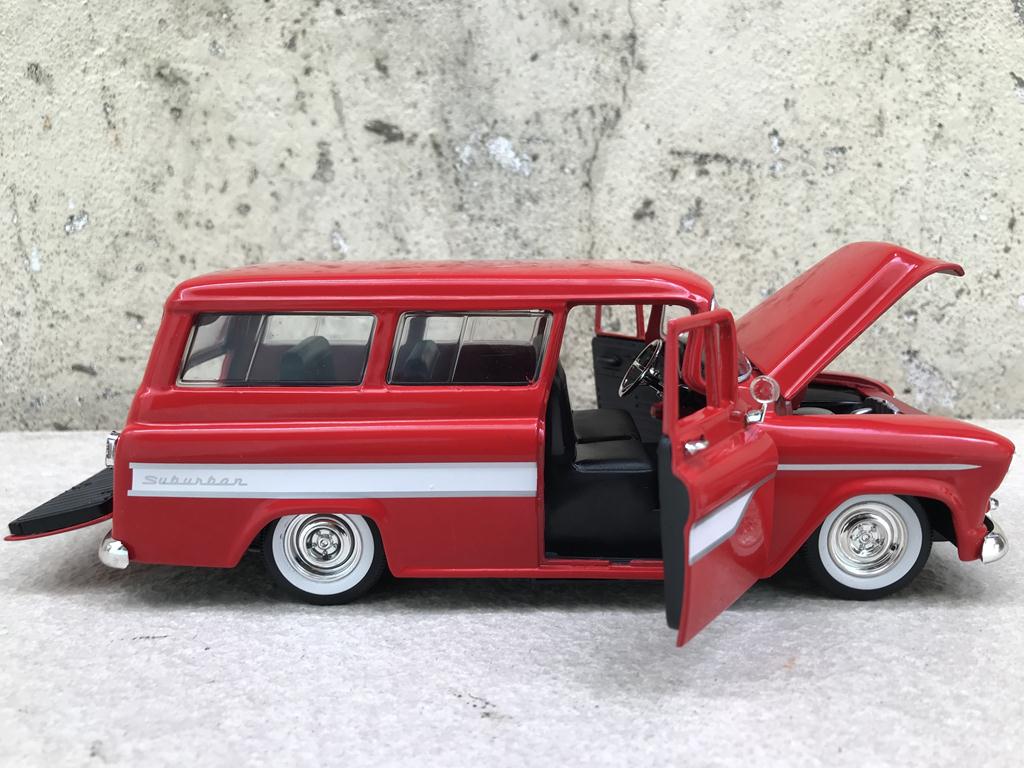 Mô hình xe cổ CHEVY SUBURBAN 1957 1:24