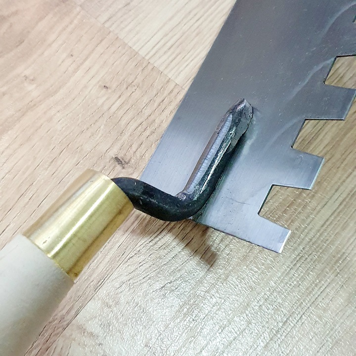 Bay Xây Vuông Lưỡi Thép 9x16,5cm Rãnh Răng Cưa Vuông Lớn 15x15x10mm Cán Gỗ Đuôi Bọc Nhựa ( răng phải)