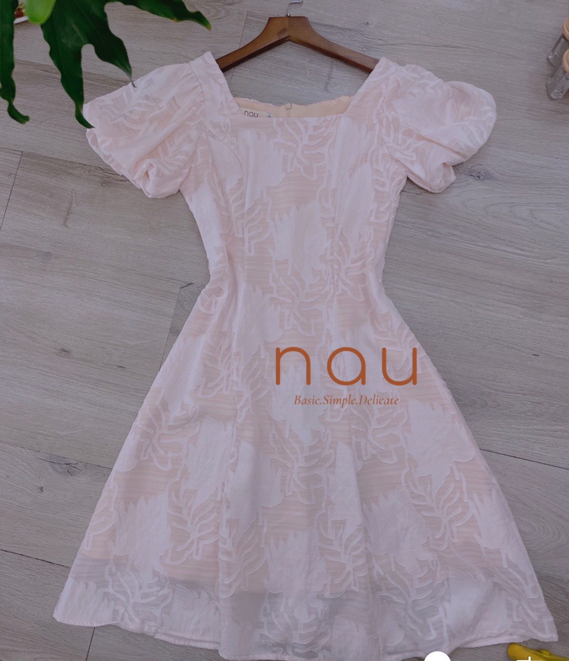 Đầm voan vân hoa nổi cổ vuông 2 màu nude/trắng
