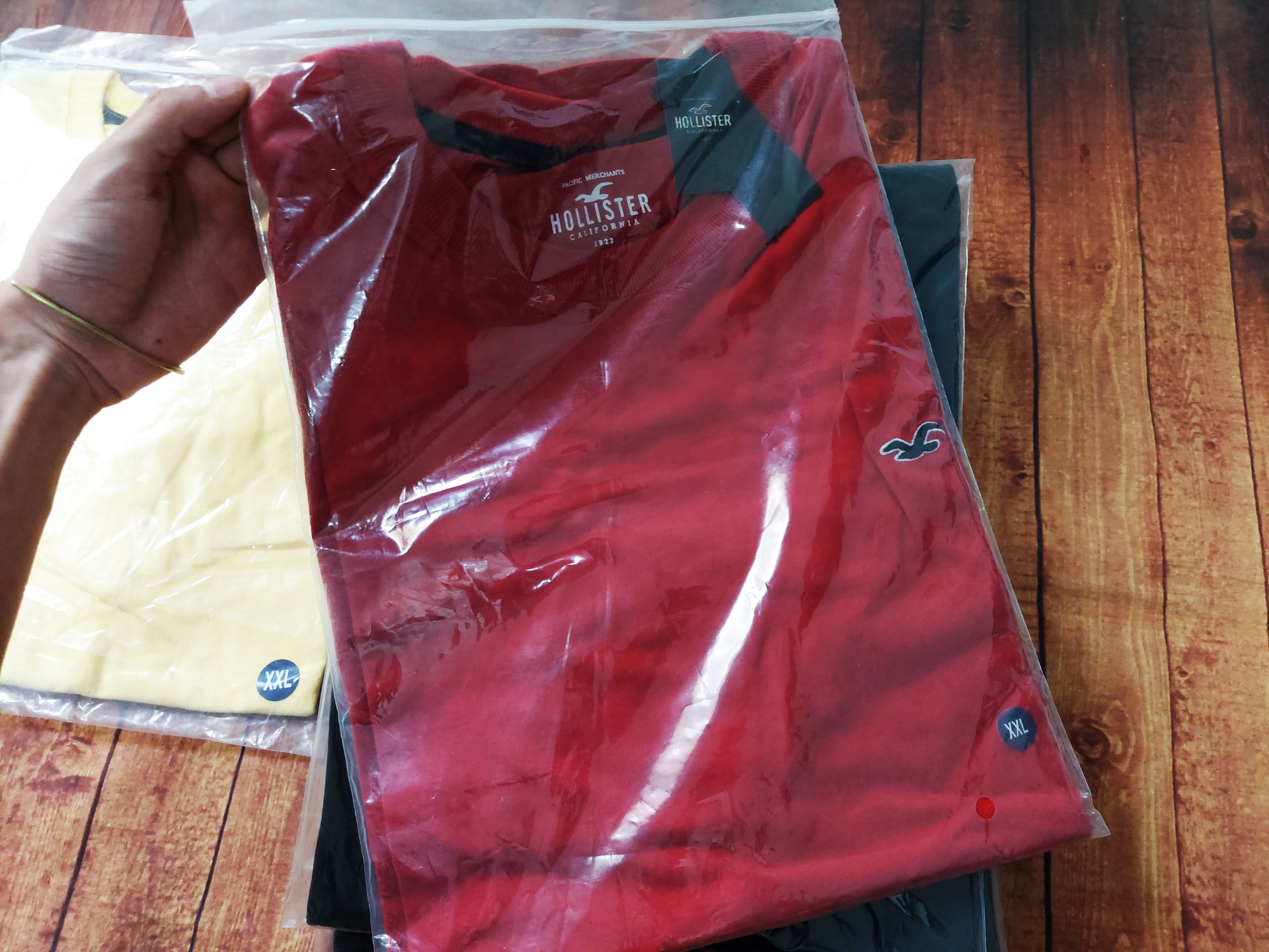 Áo thun Hollister vạt bầu